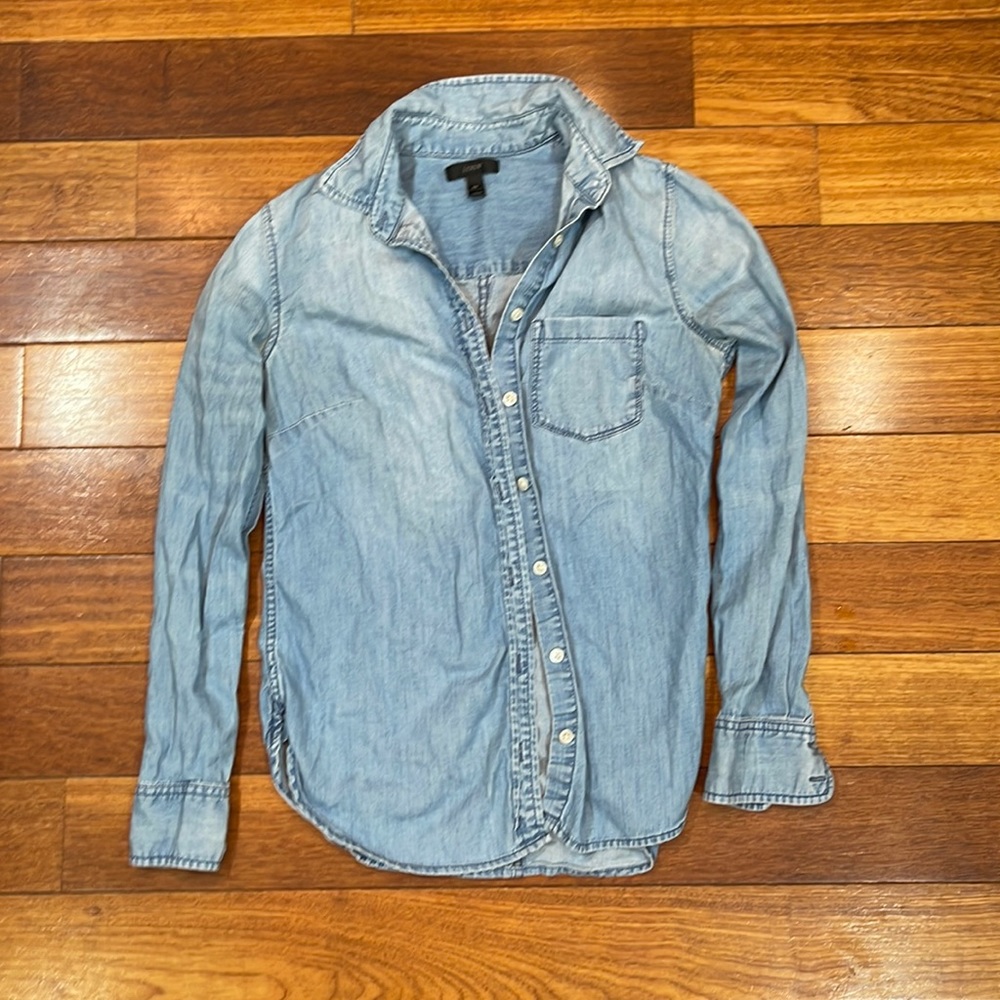 J Crew Chambray shirt in signature fit. Size 00